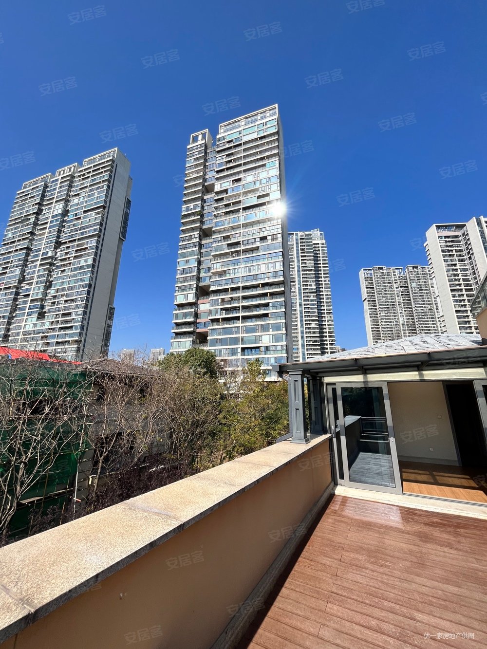 纯水岸东湖天樾(一期)5室2厅3卫264.23㎡南北1200万