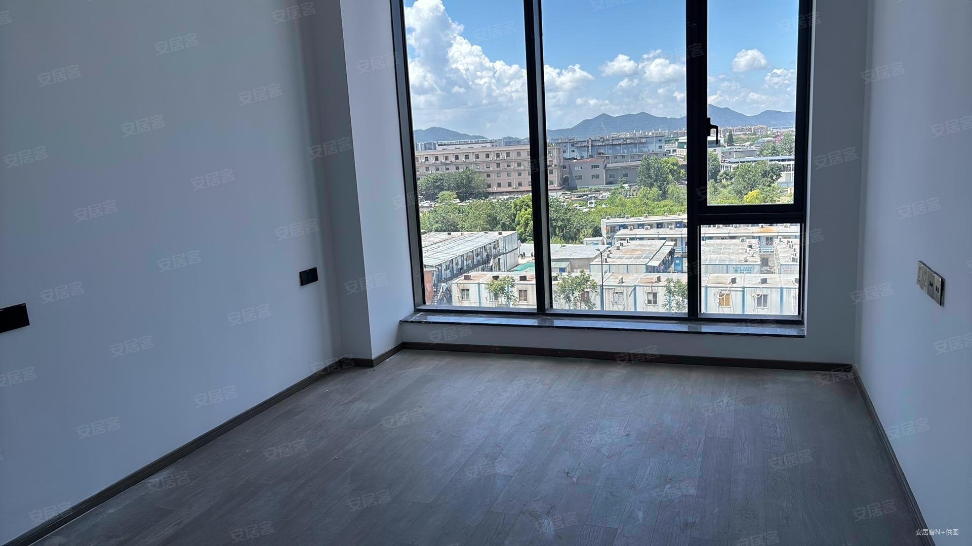 揽月臻翠府(商住楼)5室2厅4卫311.64㎡南590万