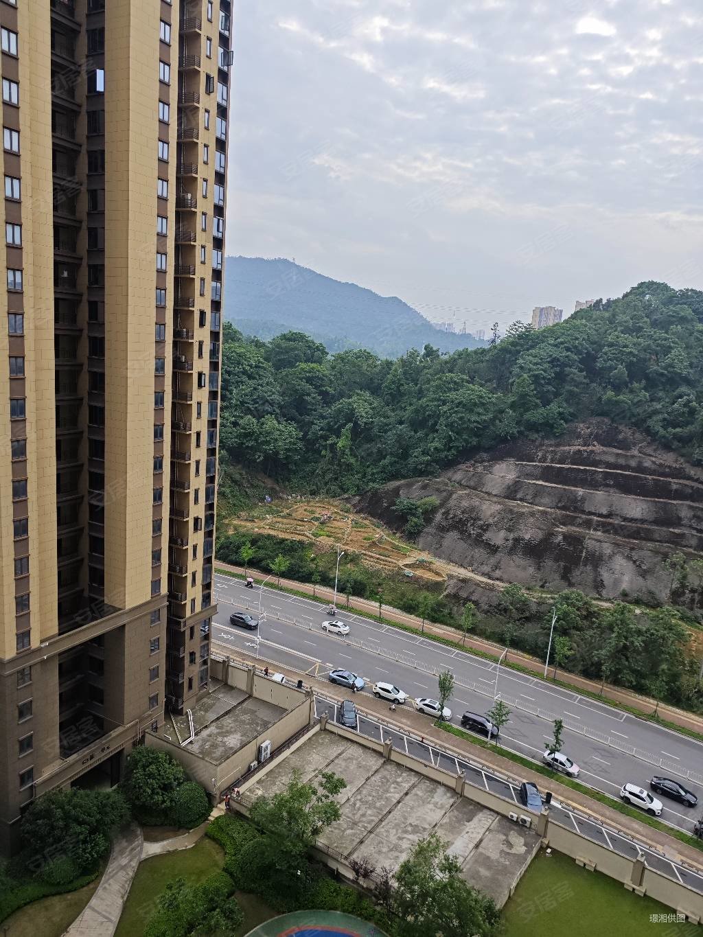 龙湖紫宸 毛坯7200 105平3房2卫 门口就是月亮岛三小