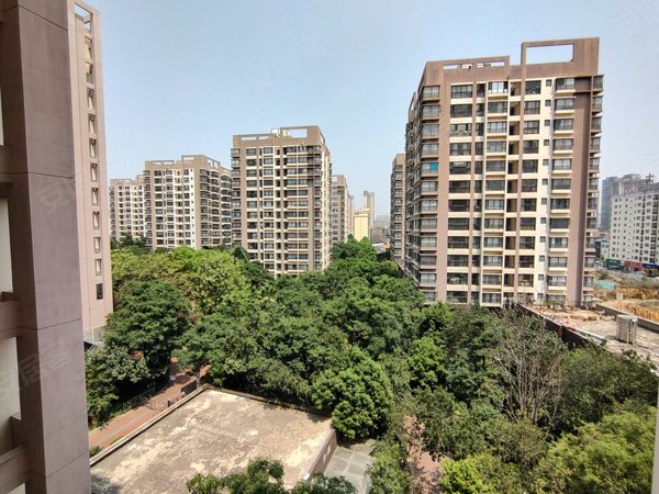 昆明西山大商汇光辉城市儿童医院 光辉城市带家具三居室 阳光充足 有