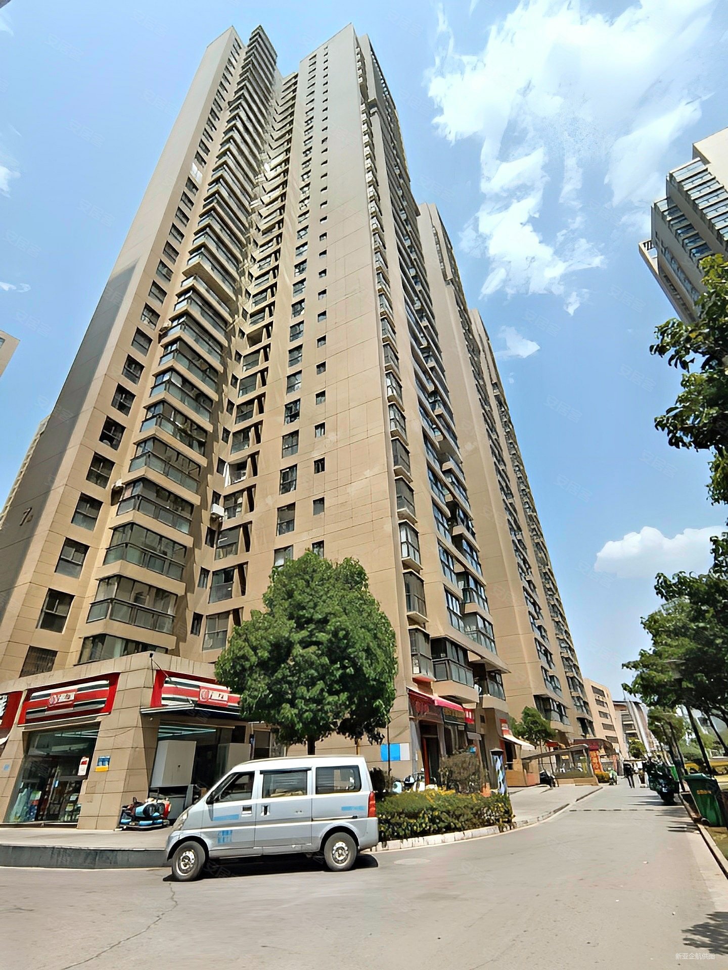 昆明站4房鑫都韵城149平23楼精装东西190万