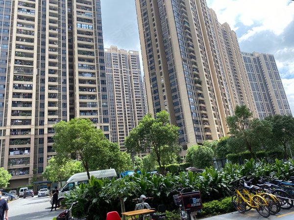 广州海珠万胜围琶洲新村琶洲新村 住宅精装两房 南向 小区中心望泳池