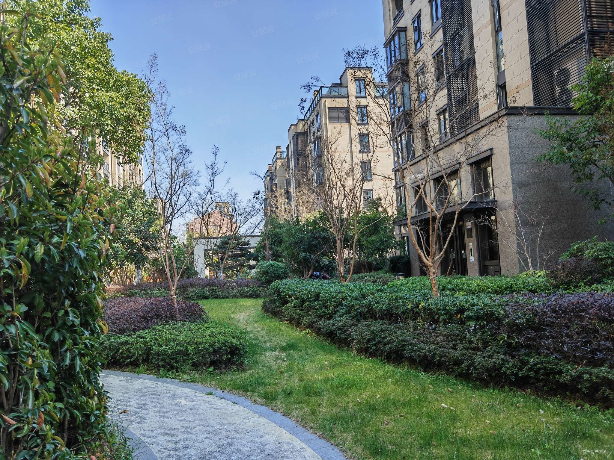 保利印江南(三期)4室2厅2卫138.35㎡南740万