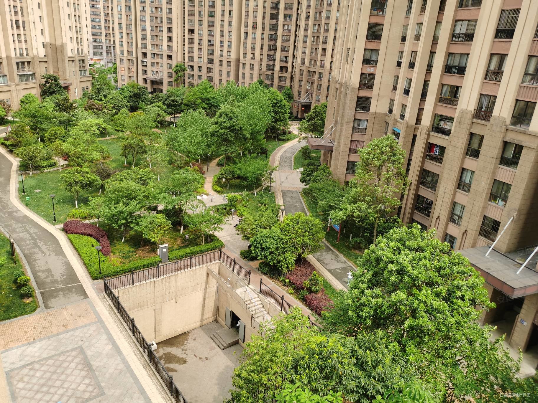 绿地伊顿公馆3室2厅带家电家具诚心出售随时欢迎看房