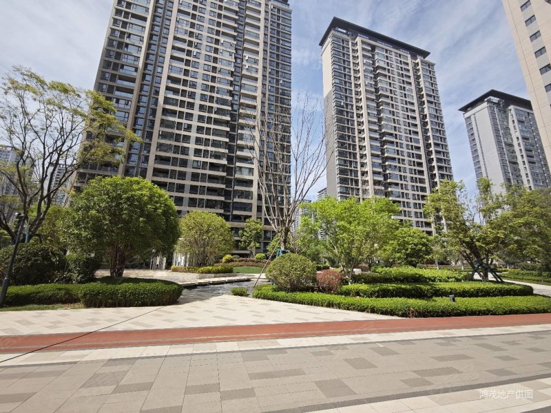 满两年临近草海湿地公园次新小区,融创文旅城山语海北区二手房,149万