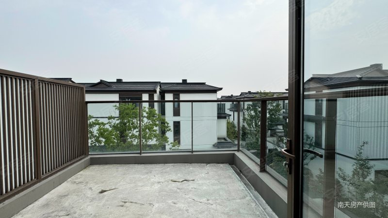 北区合院 位置较好花园较大 南入户 南北大花园 北边临河,宜和东方园