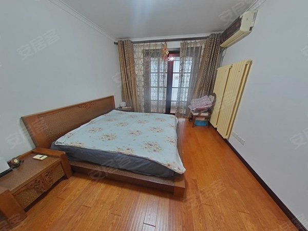 青岛市南江西路金华公寓精装套三 楼下地铁 位置好 套三出租  电梯房