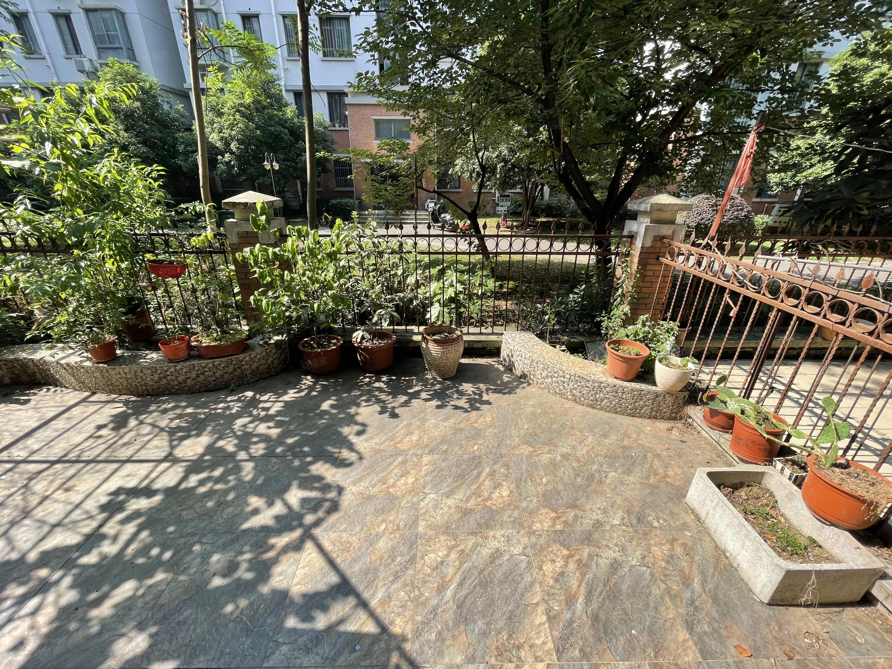 维也纳森林花园 1楼 带30平花园大两房 环境优美 南北