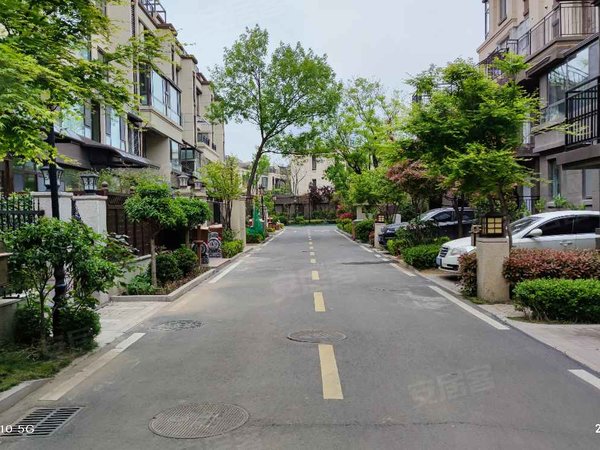 青岛城阳夏庄龙湖蓝湖郡(二期别墅)房源采光好,南北通透,业主诚意出