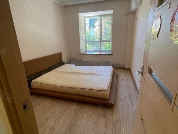 丹东振安九连城街名仕庄园珍珠泡名仕庄园步梯二楼带300平花园,含取暖