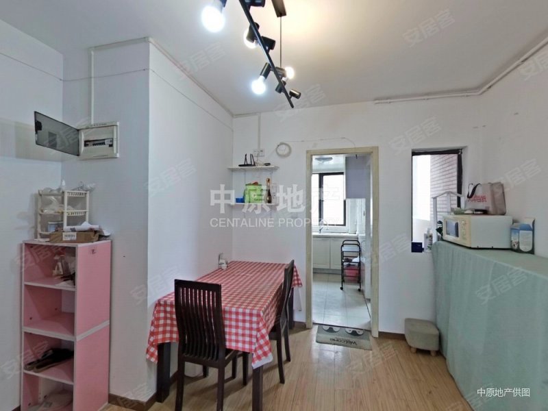 主卧朝南,电梯房,小区中心位置,诚意出售,精装修,保利金爵公寓二手房