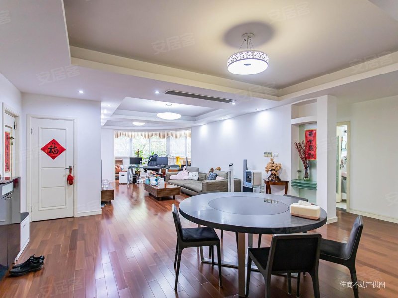 四开间朝南,满五年急抛,带车位送精装,价格可谈,近地铁口,曹杨华庭