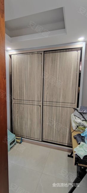 宏强时代4室2厅5卫185㎡东南138万