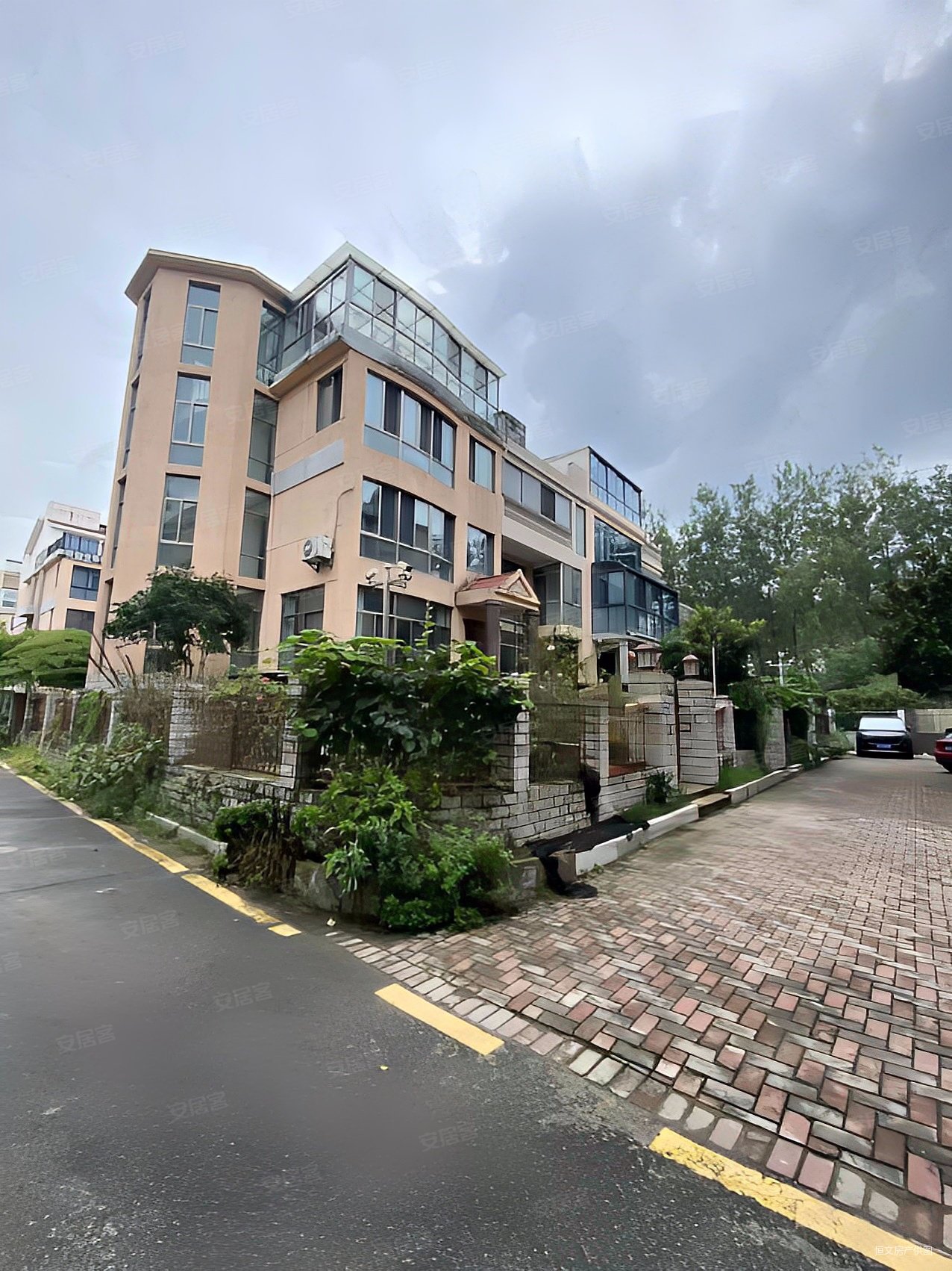 新出房源鸿禧山庄联排别墅全新毛坯带车库价格便宜