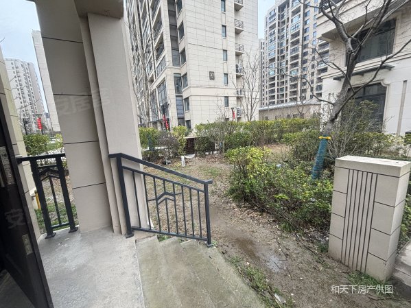 南山湖版块联排别墅带前后花园房东亏本急售