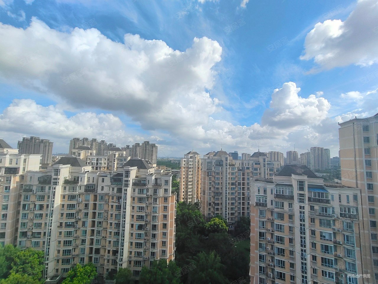 金桥爱建园3室2厅2卫132.19㎡南1320万