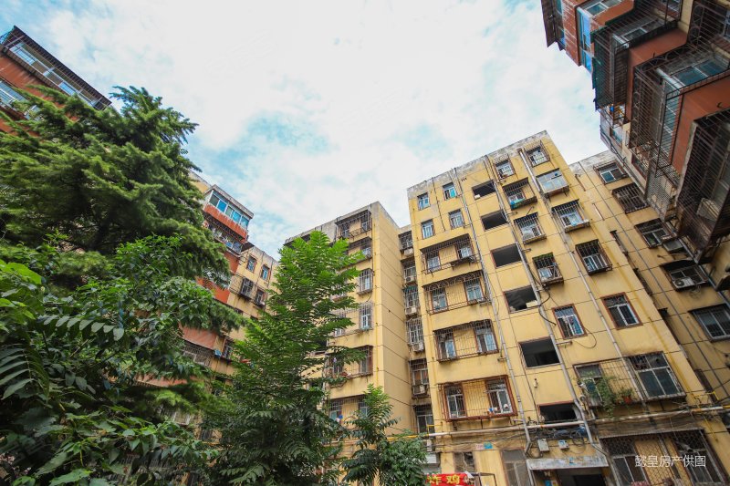 保   诚心出售 老城青年宫片 次顶楼 有钥匙 看中可谈