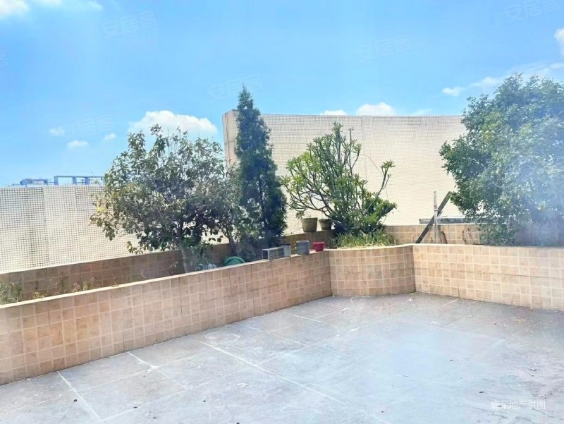 盈信广场旁御泉湾小区两房两卫带50方平台价格可谈