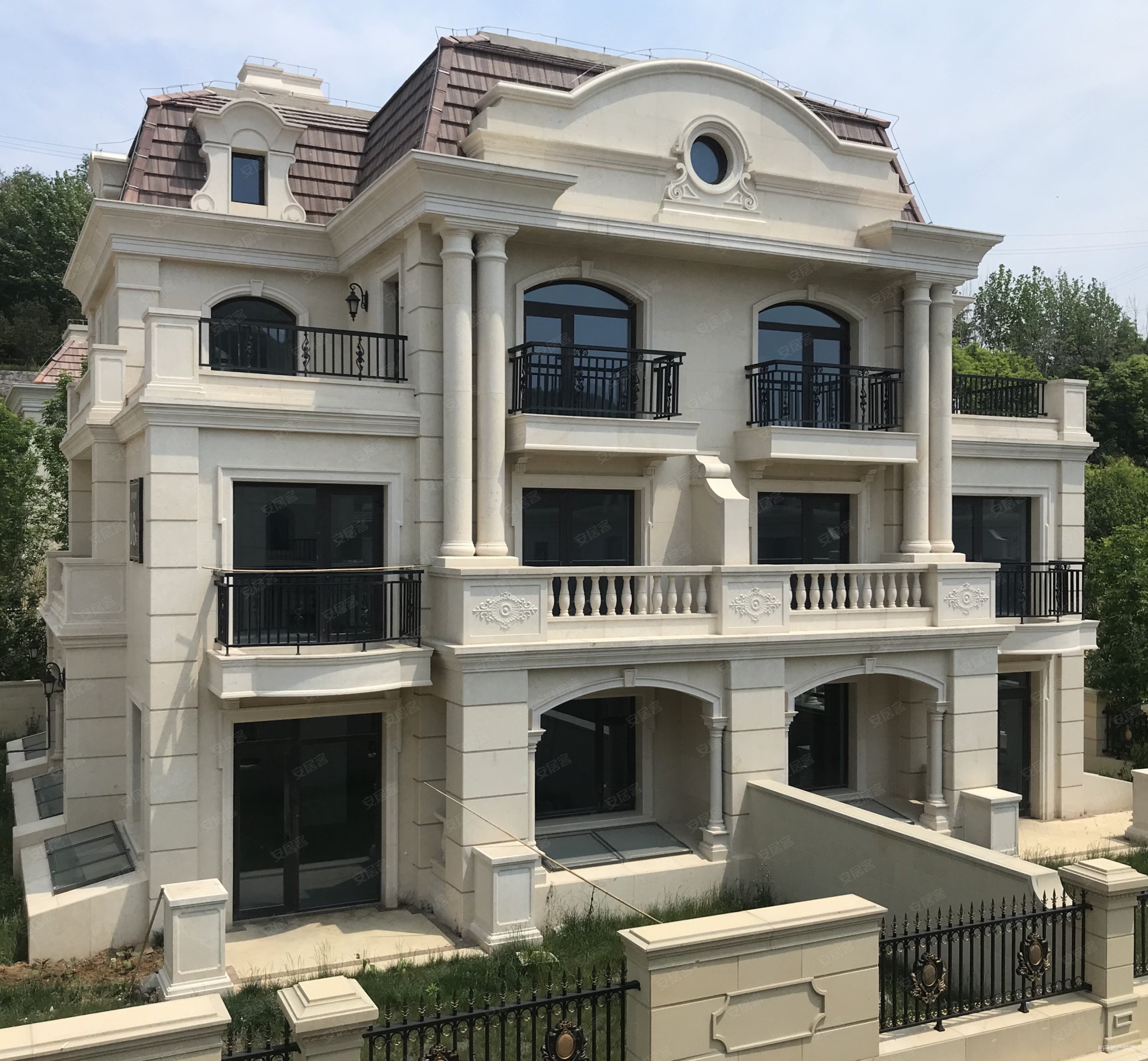 崂山山里别墅干挂大理石大院子小区漂亮有钥匙