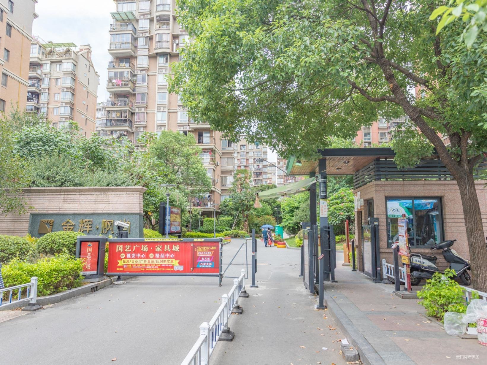 这楼盘是热卖万达商圈金辉枫尚电梯高层毛坯3房东端头