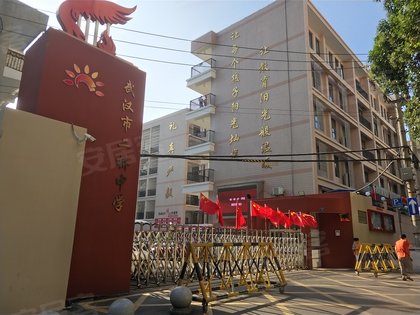 王彩霞2021-10-08轨道交通出门就是公交,近王家湾地铁口,王家湾地铁口