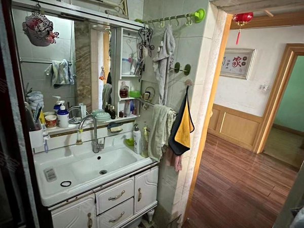 昌吉昌吉市亚中商城长宁小区亚中附近出行方便，房子在5楼出租房源真实图片