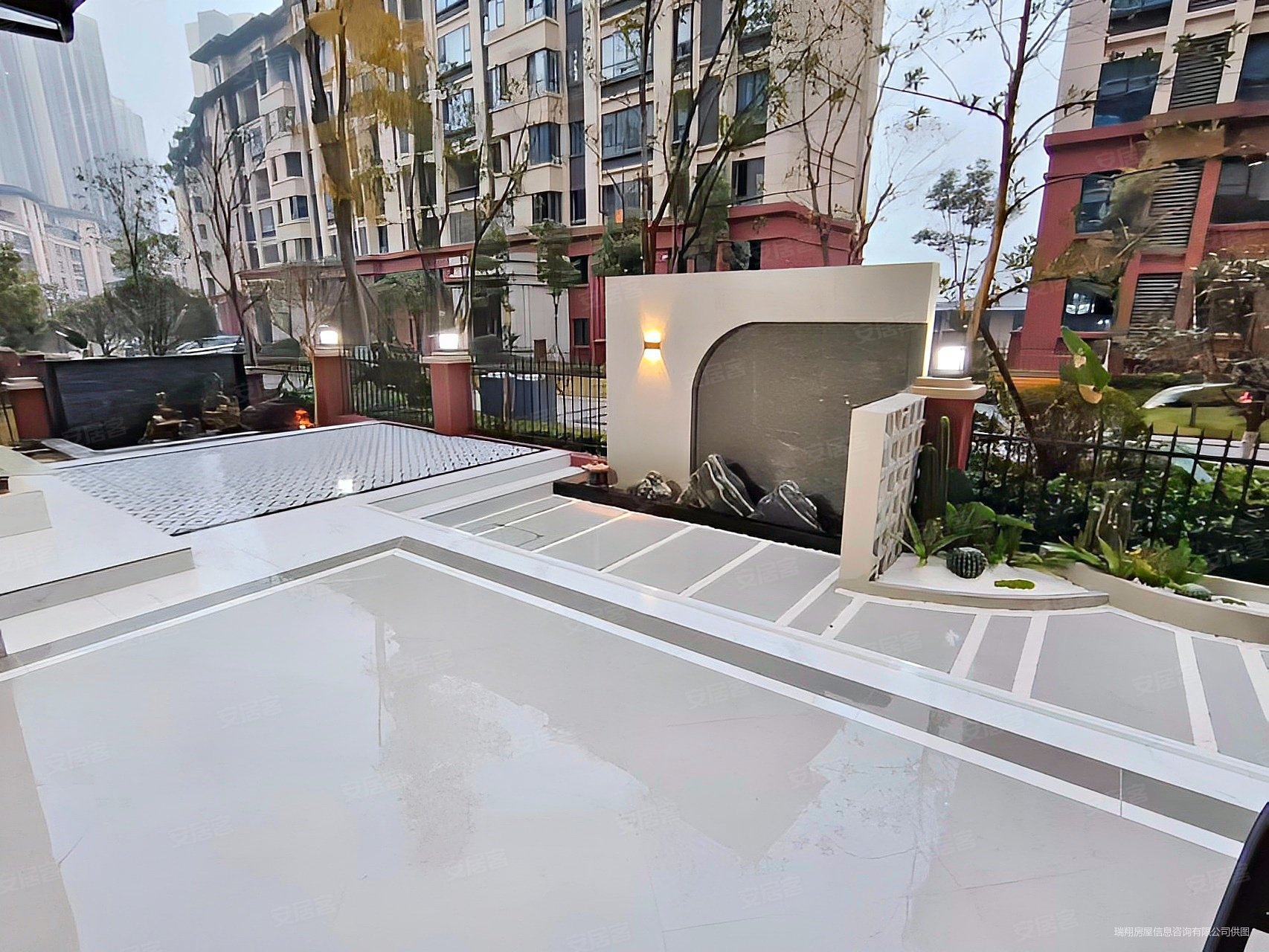 荣昌海棠新城5室4厅4卫洋房3层直达车库带花园使用面积大