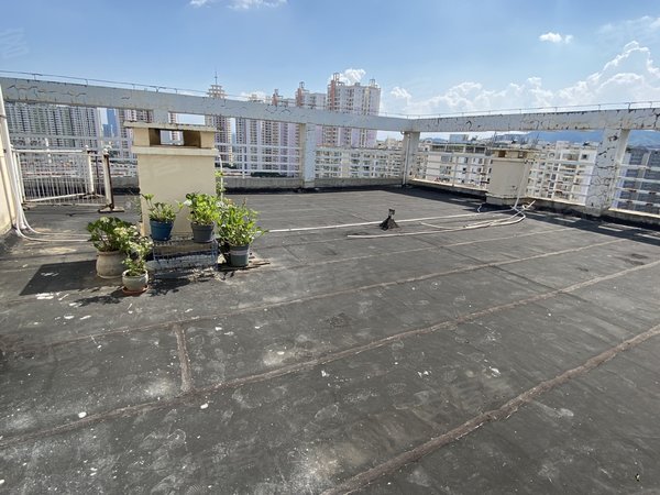 昆明五华北市区江东小康城好房降价了,屋顶有个200平露台,可供利用.