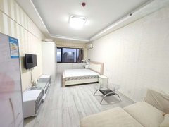东海东海市区中央广场水晶城旁世贸公馆单身公寓1100月，家具家电齐全，拎包入住出租房源真实图片