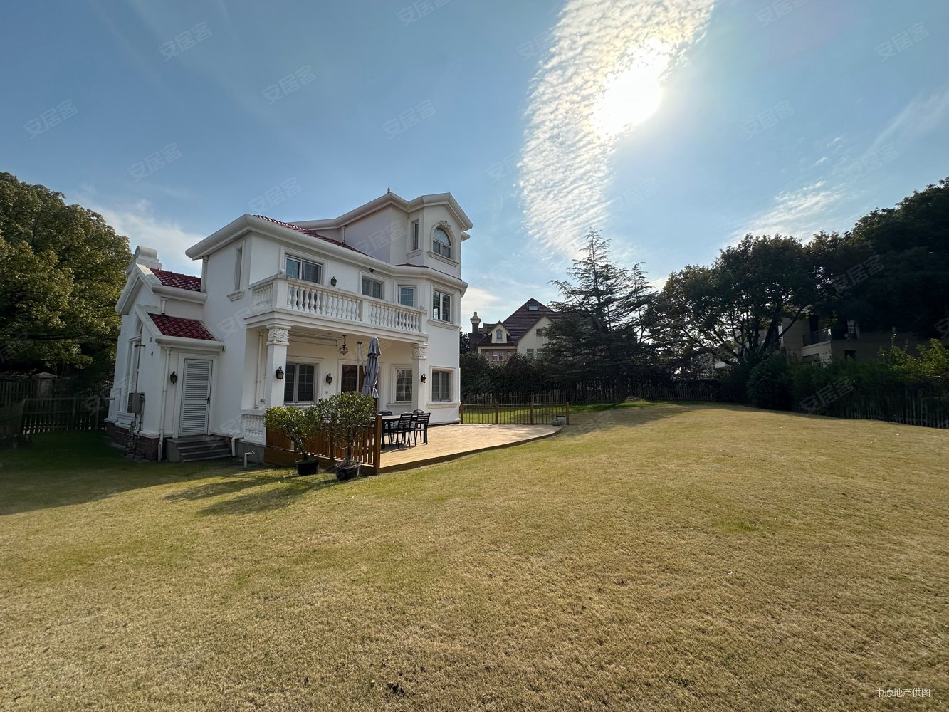 小区中心临河位置带私家车库花园千余平四面临空