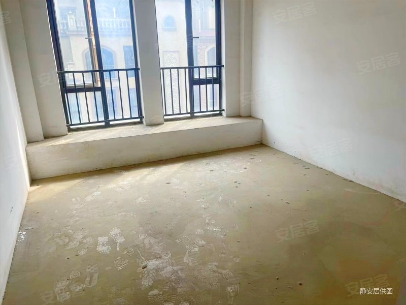 彩虹郡(2期)洋房带大露台 单价低 客厅镂空 双层