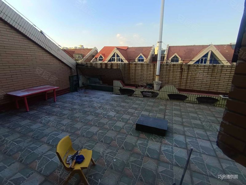 急售圣湖小区大露台院子电梯大平层两卫朝南4房