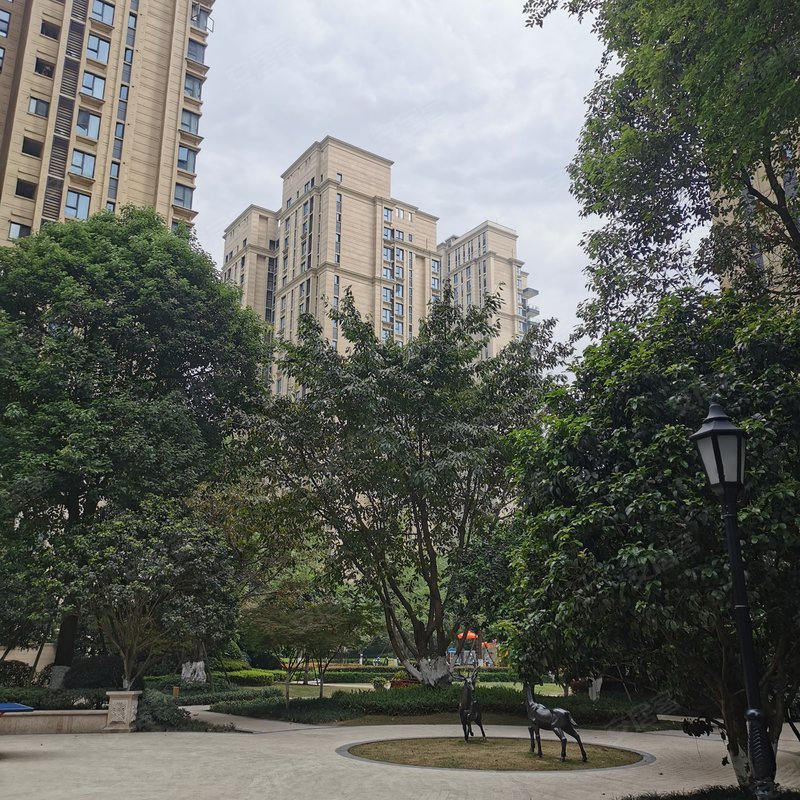 王丽莎 2020-05-07   :37:58 翡翠郡打造的纯洋房小区,均为一梯两户