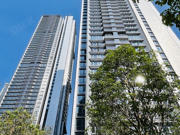 深圳南山大冲华润城润玺(一期)顶层出租不用担心楼上有噪音 坐在阳台