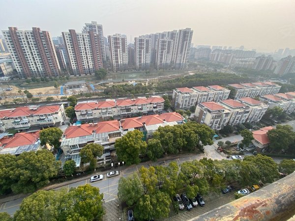 昆山周市镇卜蜂莲花花都艺墅(别墅)9,月实拍,联排,有花园,随时领包