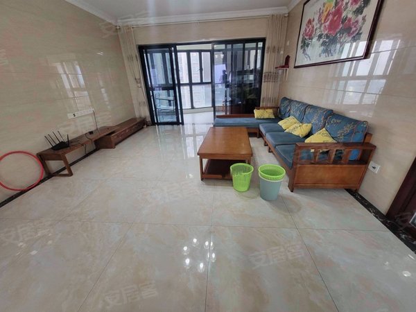 广州海珠赤岗锦鸿花园锦鸿花园 4室2厅2卫 南北通透 精装修 150平出租