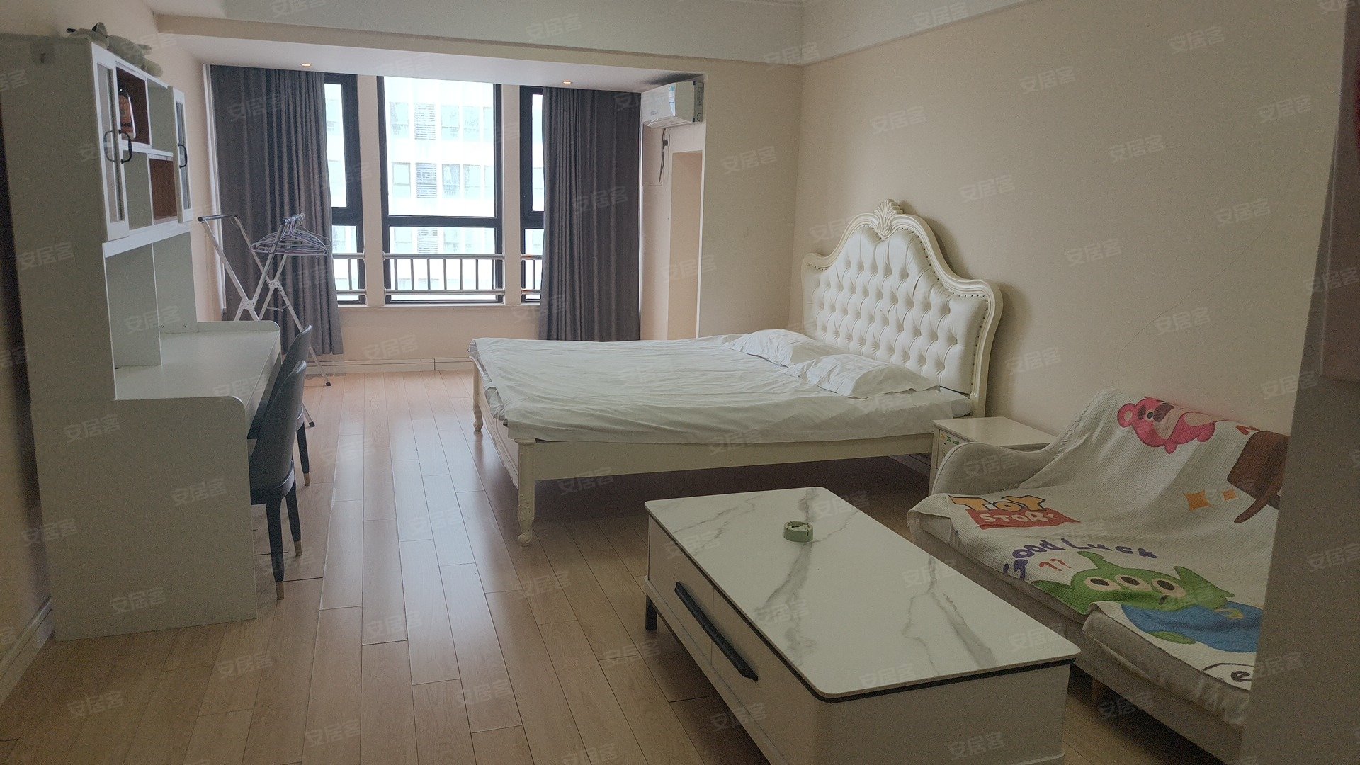 融创公馆b区精装修押一付一可短租