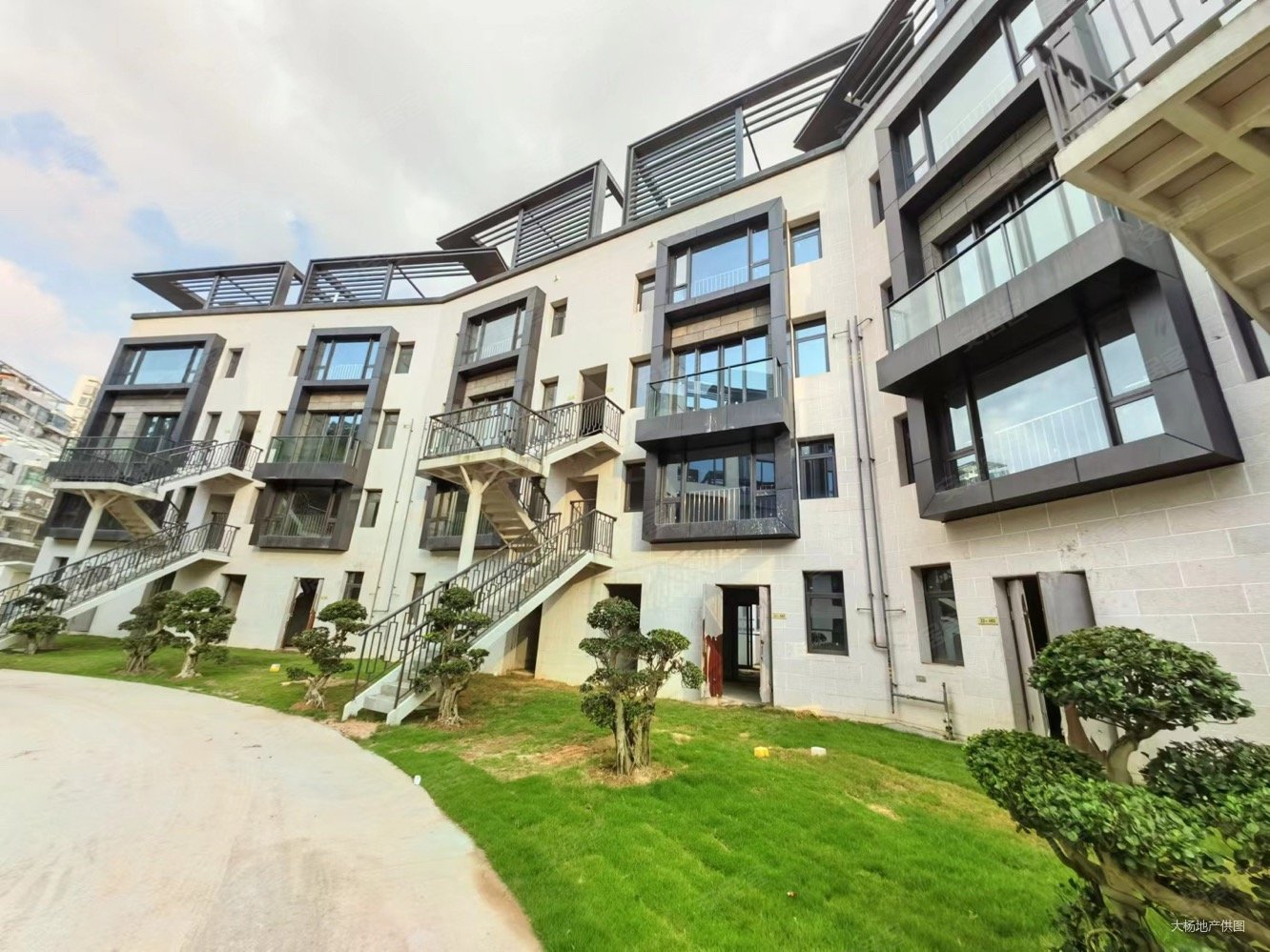 珠海香洲区情侣路海景叠墅现楼背山望海带花园露台香麓湾