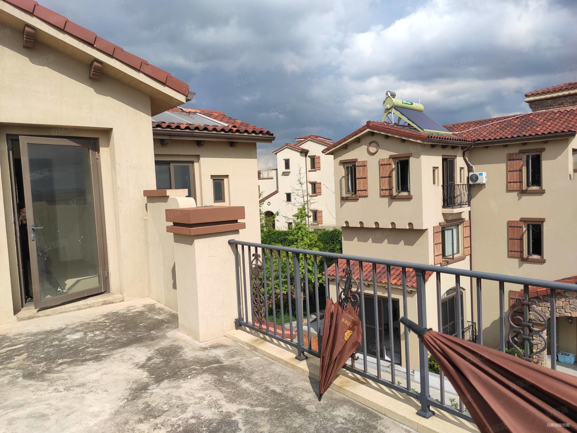 玉龙湾 一期现房别墅 550平 600万 使用面积1000平