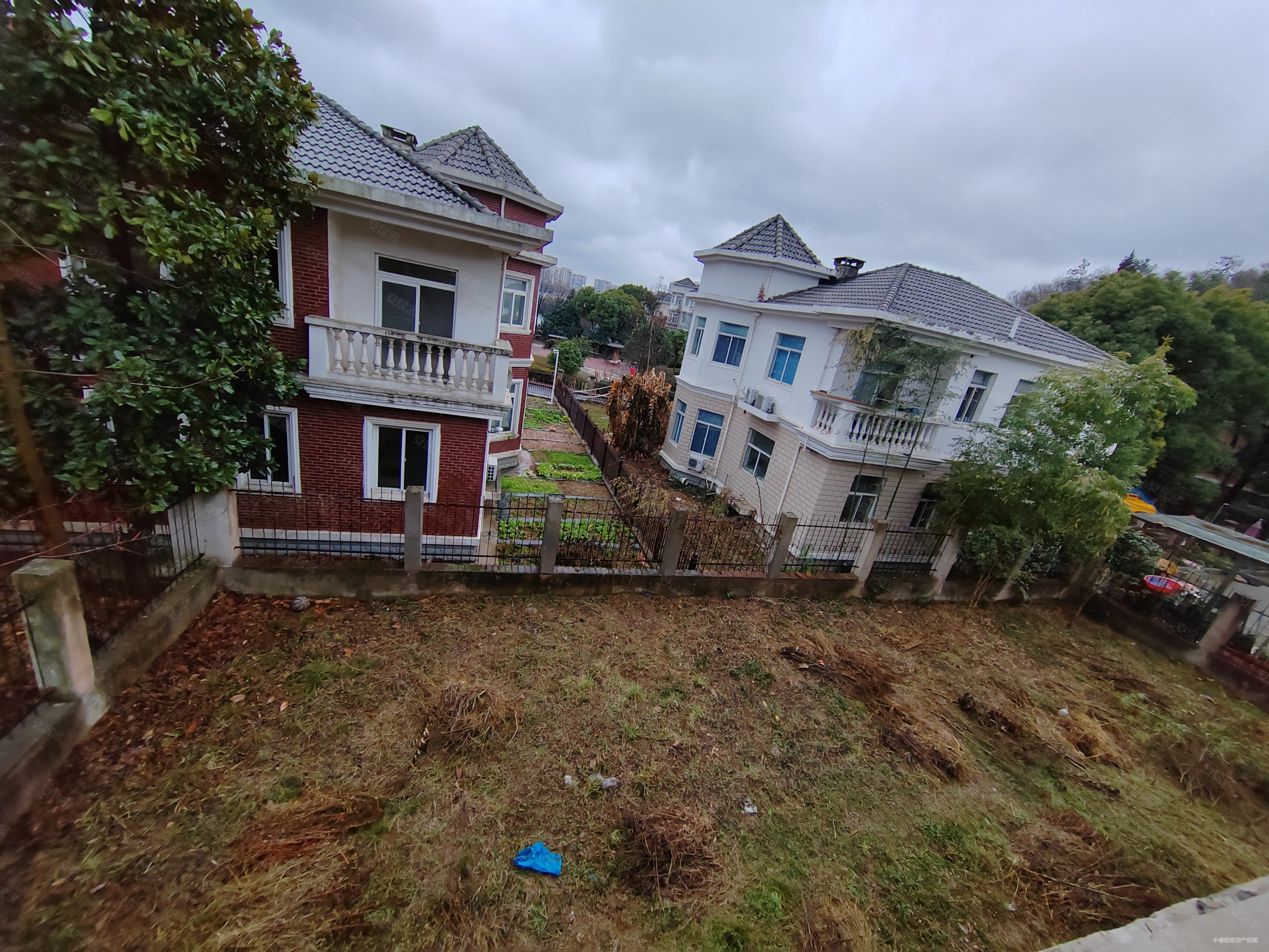 锦绣花园(别墅)5室3厅4卫240㎡南北880万