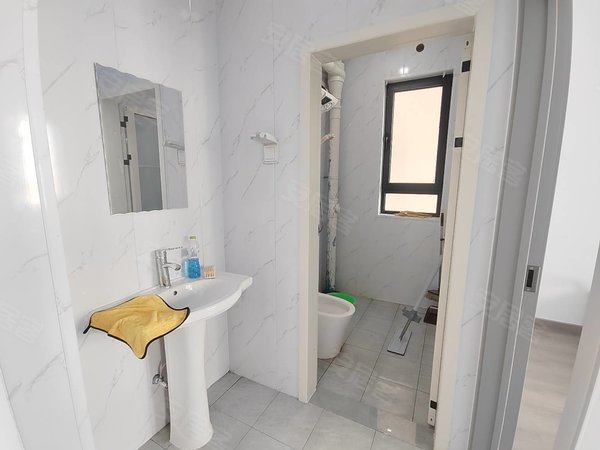 安丘润诚外滩华府城东 青州中学近 外滩华府电梯三室 干净整洁 带车位