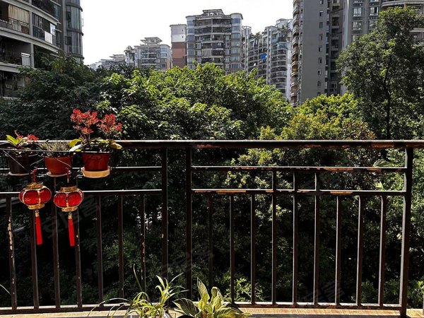 重庆南岸学府大道回龙湾小区南坪回龙湾 精装修三室两厅两卫2300性价