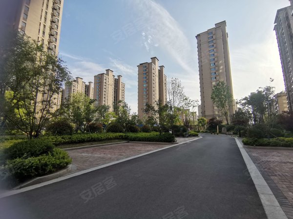 青岛黄岛隐珠中建锦绣城八期雅园精装套四,地铁口,幸孚茂旁,锦绣城