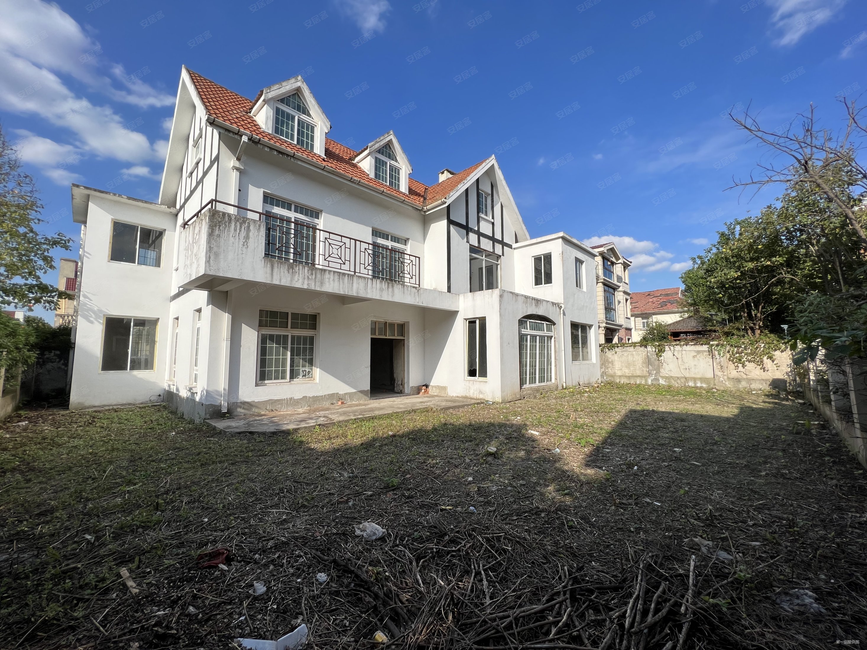 伊莎士花园5室3厅4卫274.1㎡南1300万