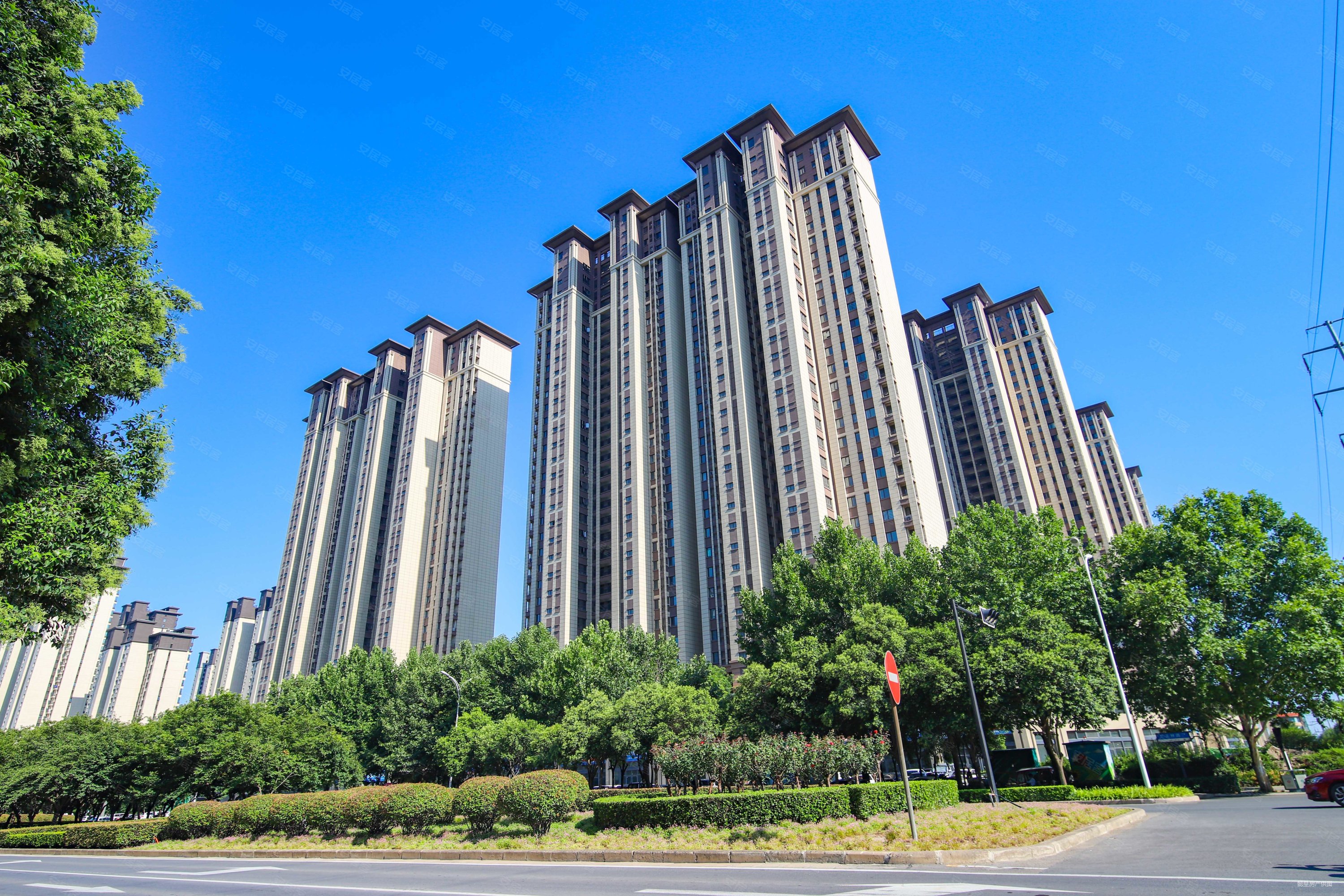 地铁口天鸿君邑新上精装修三室南北通透随时看房