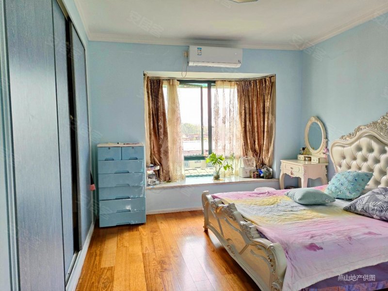 金色华庭4室2厅2卫132.23㎡南北165万