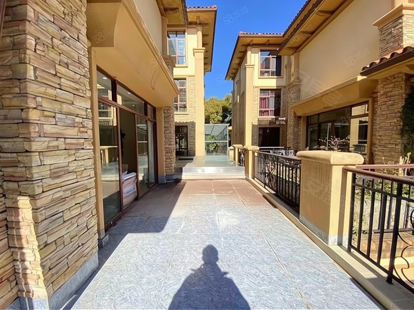 昆明西山滇池度假区滇池卫城滟澜湾(别墅)公园1903旁地铁口滇池卫城滟