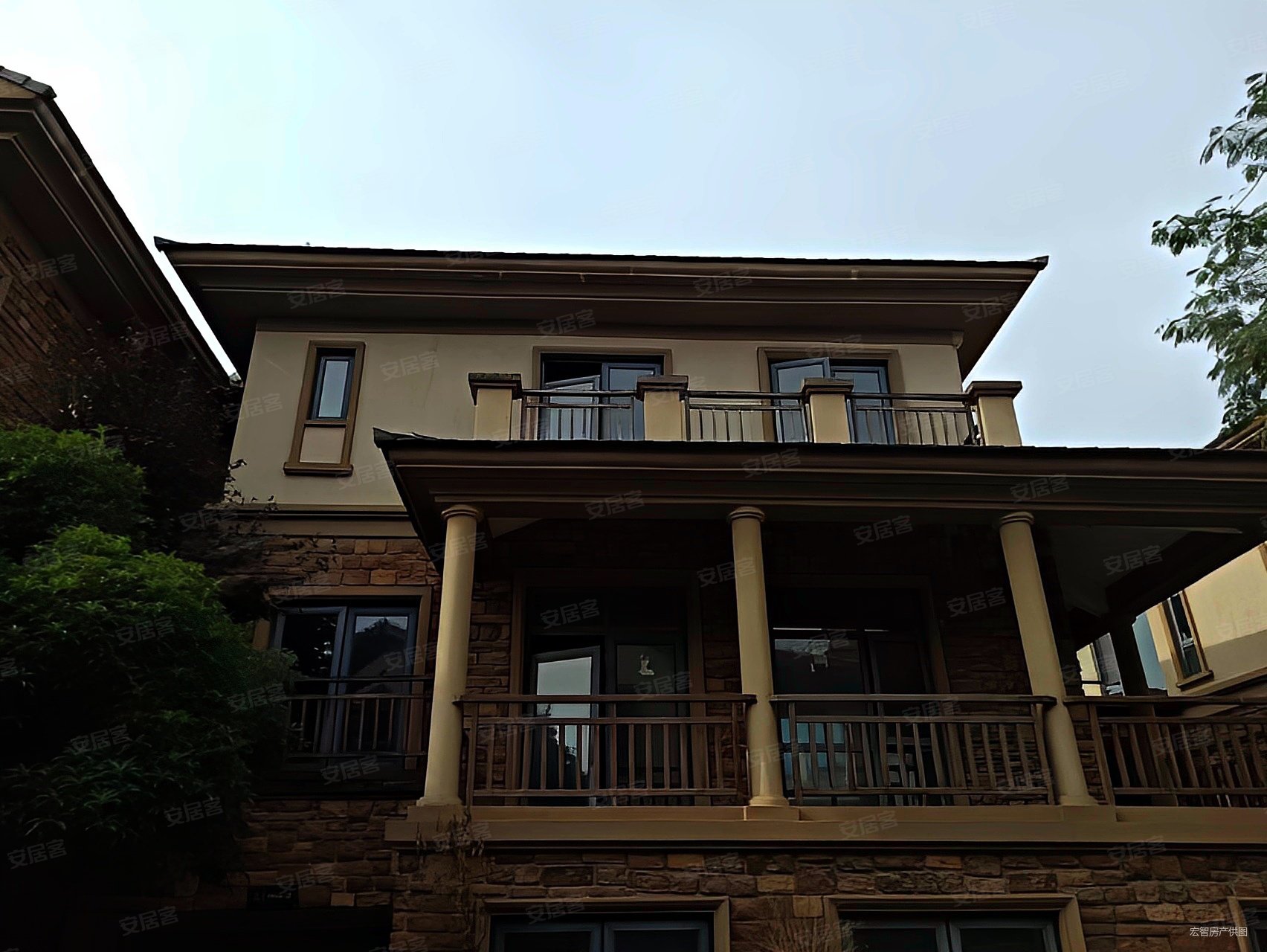 保利半山国际比弗利(别墅)5室2厅3卫256.16㎡南北358万