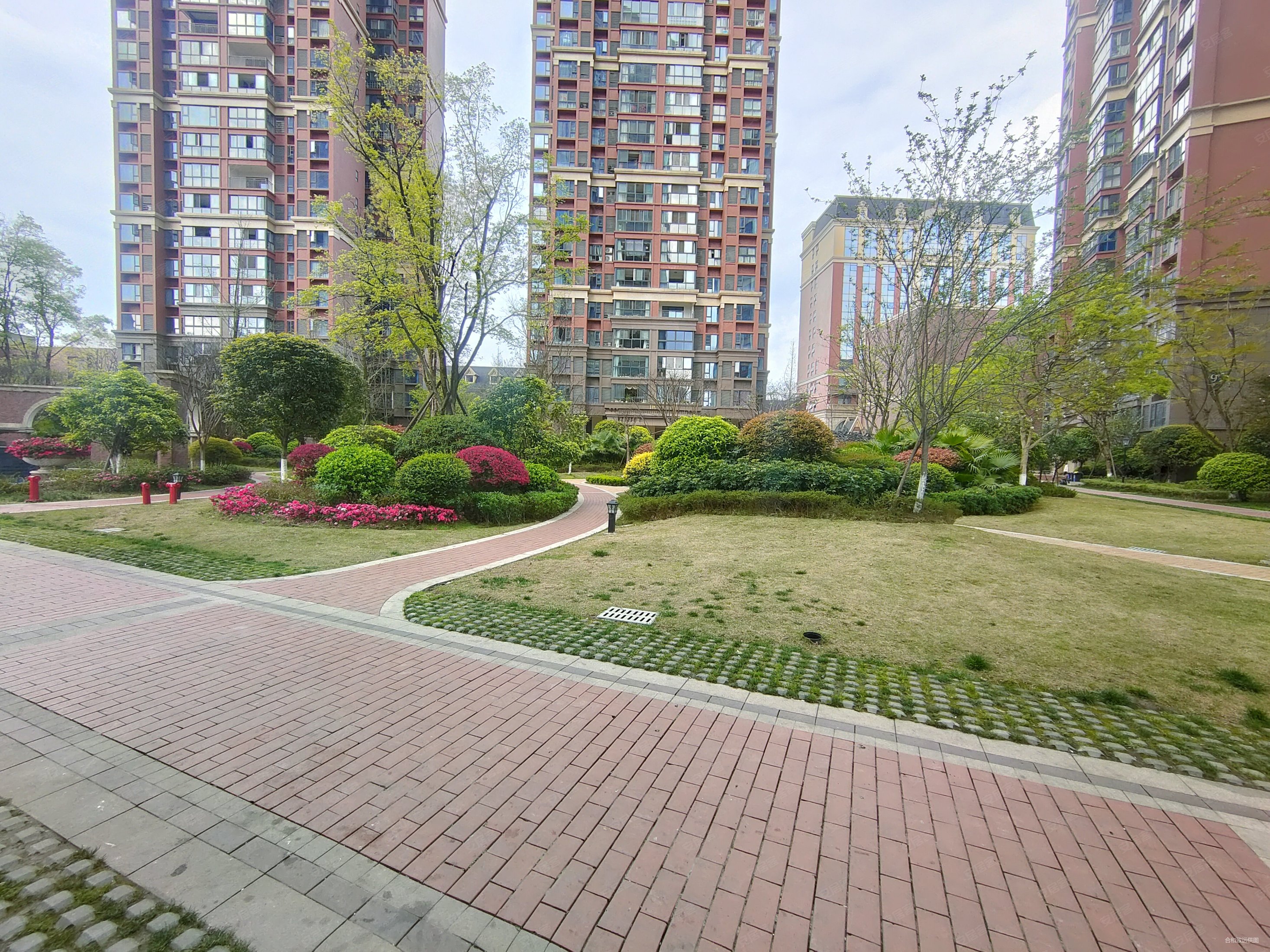 丹郡兰庭3室2厅2卫102.42㎡南76万