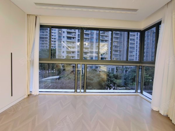 【多图】古北恒盛苑,金虹桥租房,小区仅有带露台在租新装三房,全屋